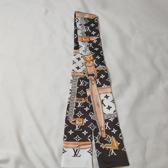Louis Vuitton Black and White Monogram Scarf - Picture 3 of 4